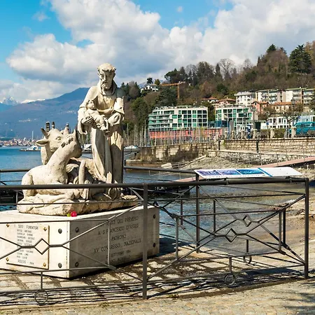 Il Golfo: View In Laveno-mombello - Happy * لافينو
